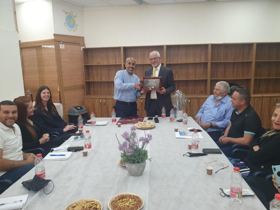 رجل الأعمال ورئيس صندوق منومدين حاييم طيب يزور المركز الجماهيري رهط 